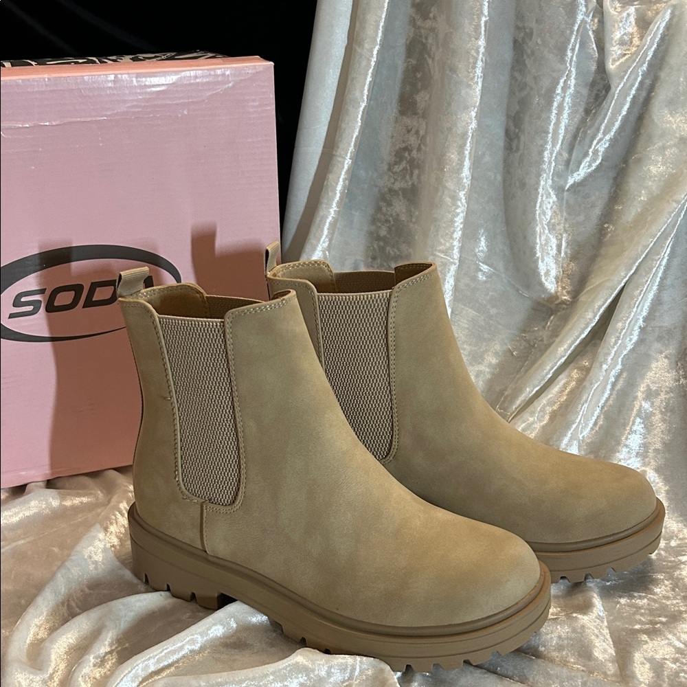 NWT SODA HOPPER BOOTS 9